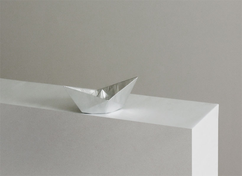 «Die Welt erforschen», Christine Zufferey, Papierschiffchen als Aluminumguss